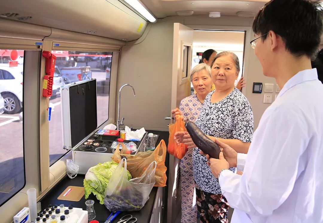 流动检测车让市民点赞的食品安全车